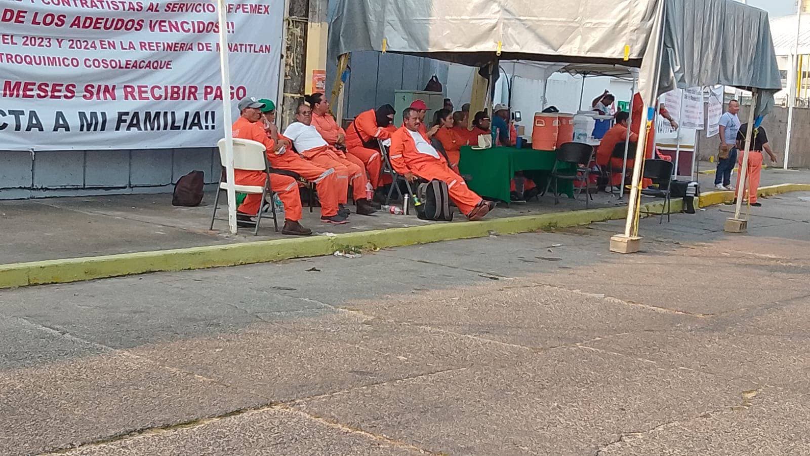 Mantienen empresarios plantón en Refinería de Minatitlán por deuda de Pemex