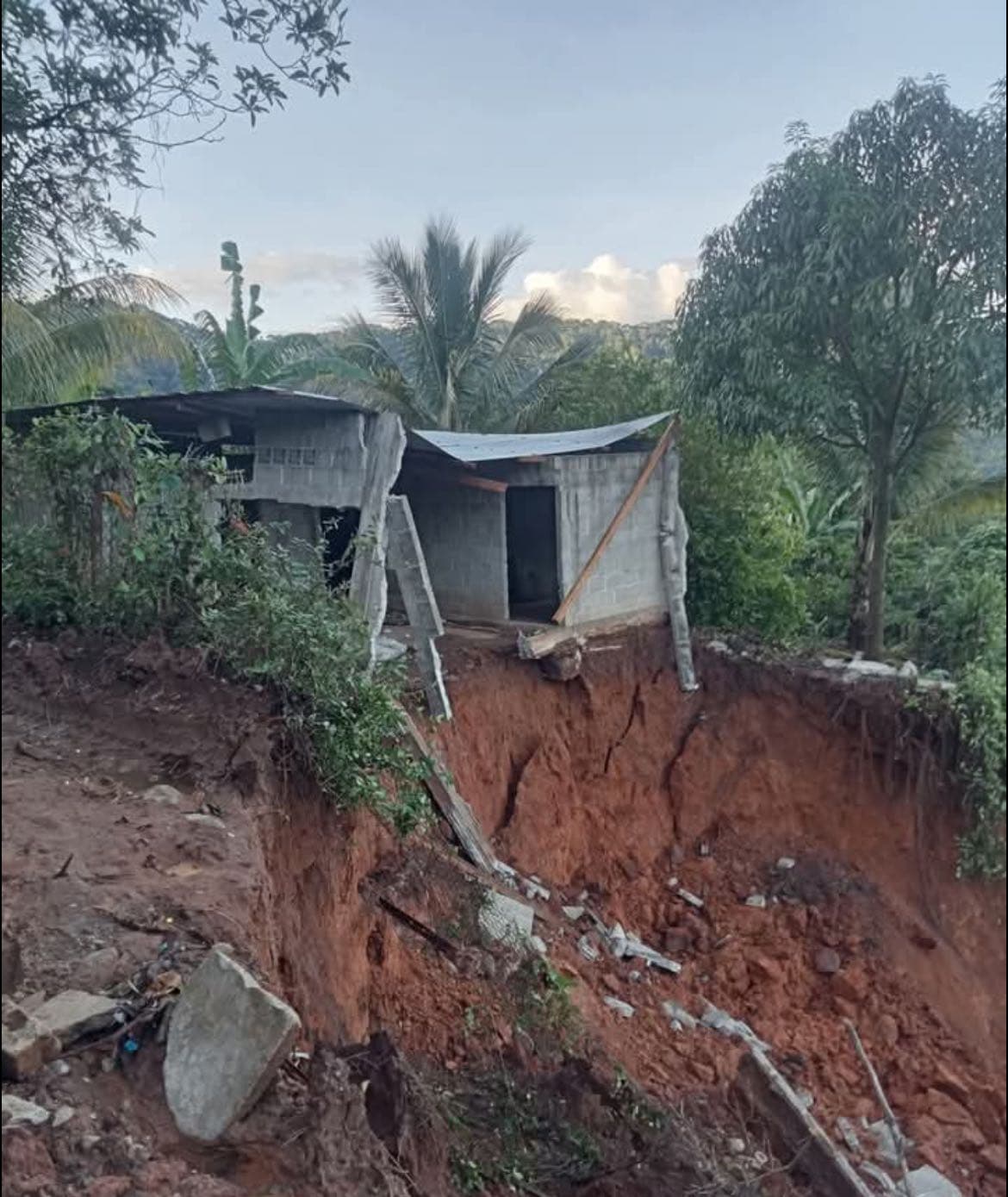 Lluvias provocan derrumbes en Chiapas
