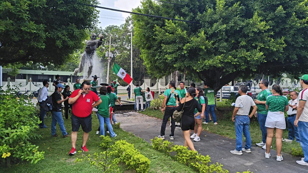 Al grito de "México, México" celebran tabasqueños en el Monumento al Deportista 
