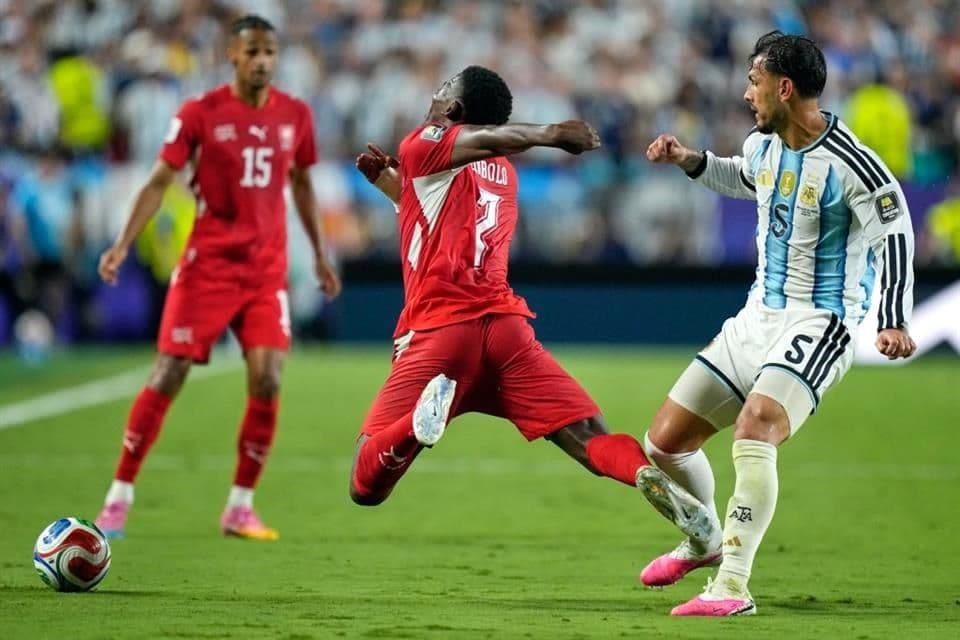 Gana Argentina a duras penas, va contra Inglaterra 