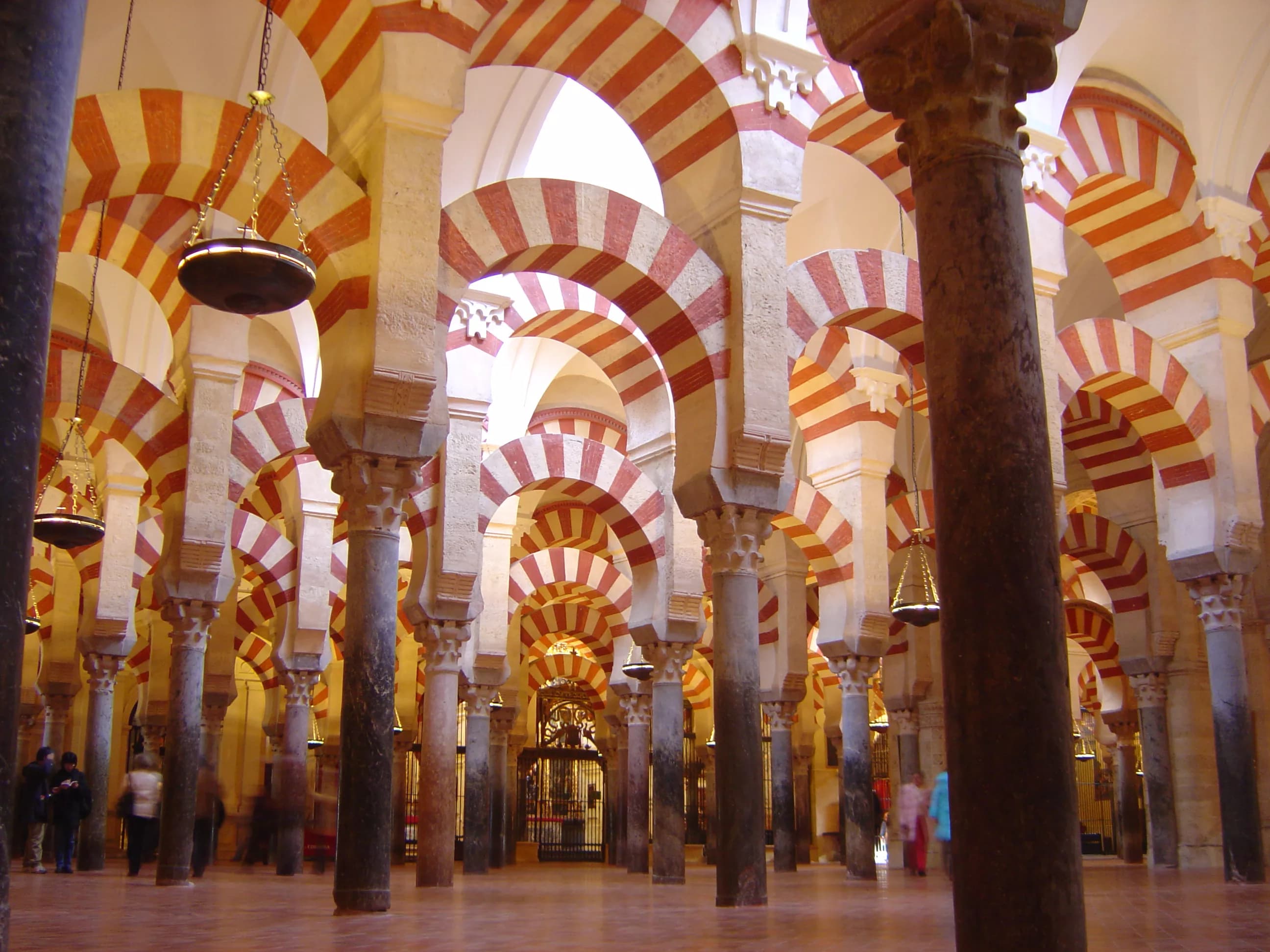 Mezquita-Catedral de Córdoba abre al público un día después de incendiarse