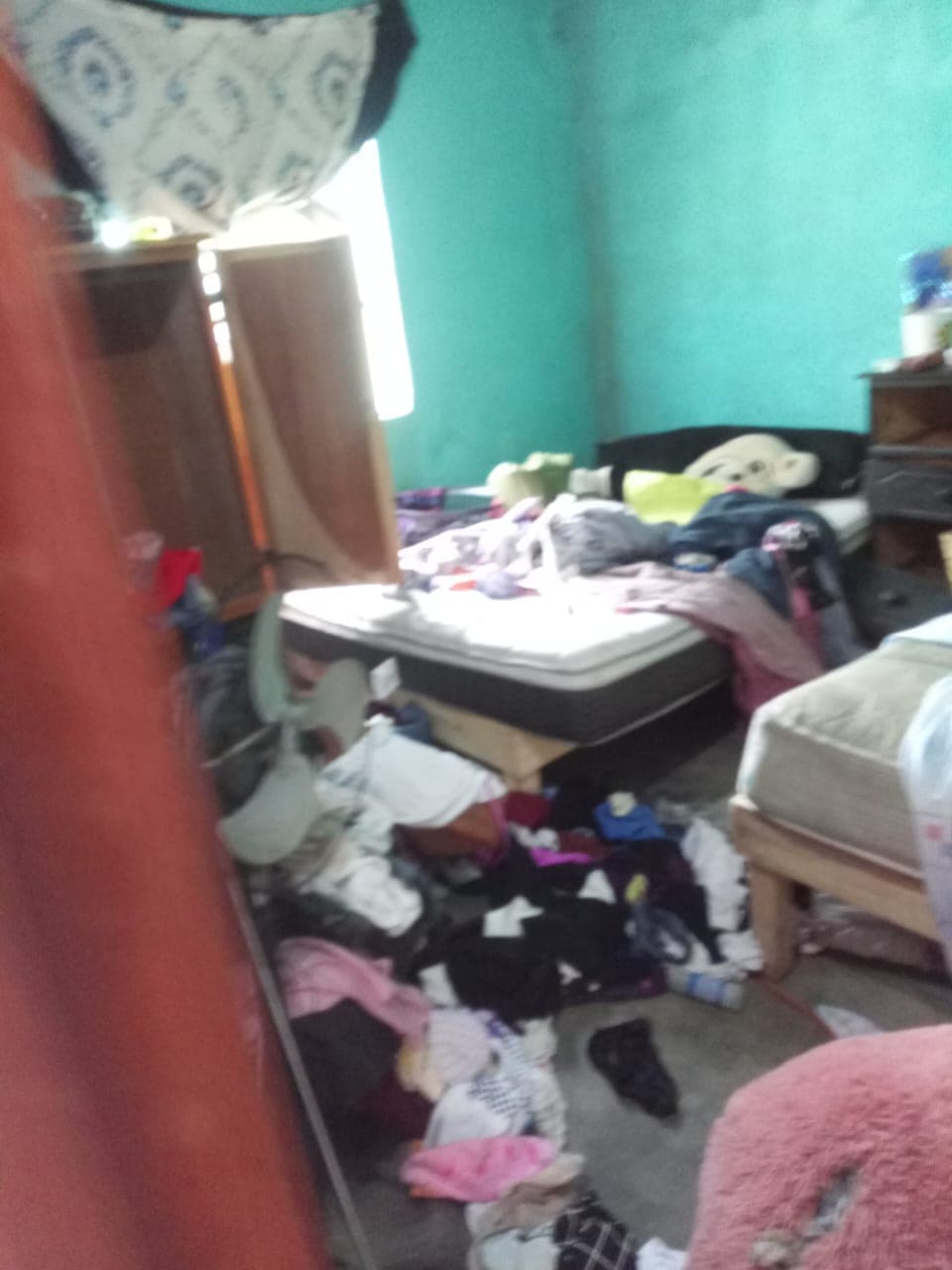 Irrumpe FIRT Olmeca en vivienda, causa destrozos y golpea a embarazada