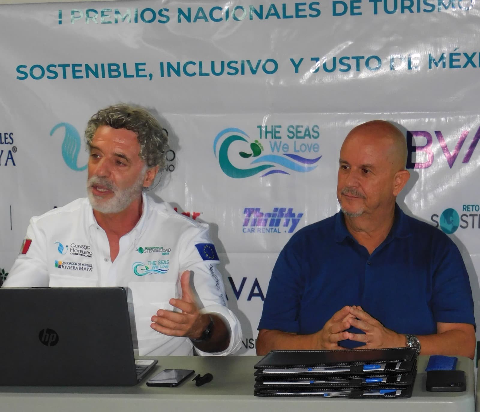 Hoteleros celebran acción contra el sargazo en Playa del Carmen