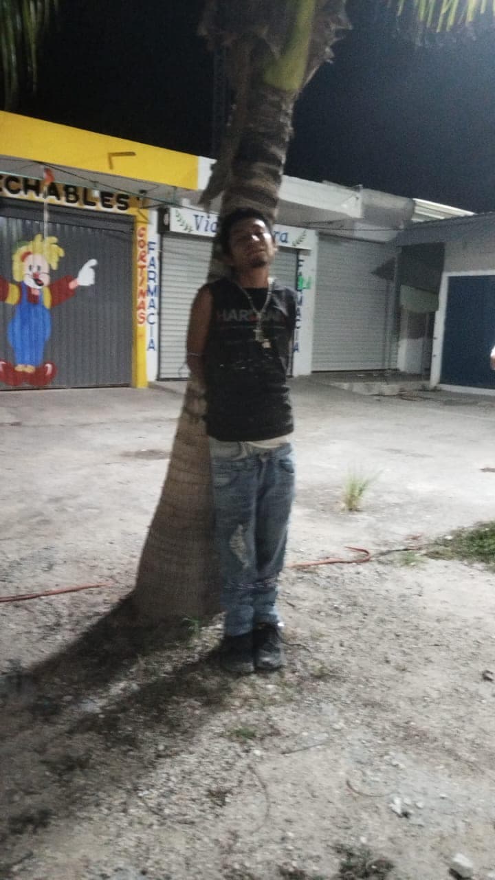 Vecinos amarran a presunto ladrón 