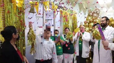 Imagen¡Alexander toca la Campana de la Vida! Luchó por seis años 