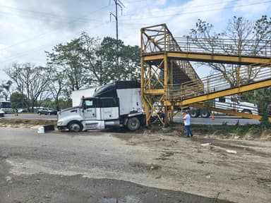 ImagenTráiler choca contra puente peatonal sobre la Cárdenas - Villahermosa