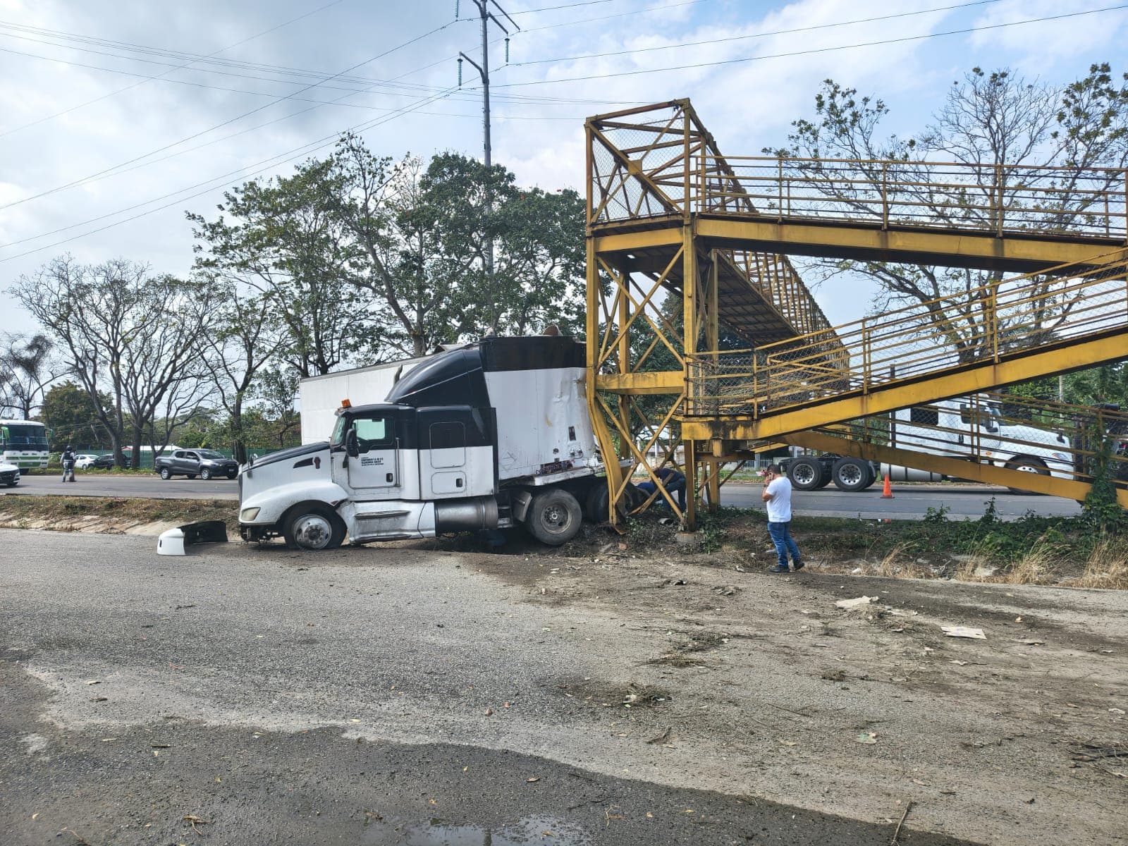 Tráiler choca contra puente peatonal sobre la Cárdenas - Villahermosa