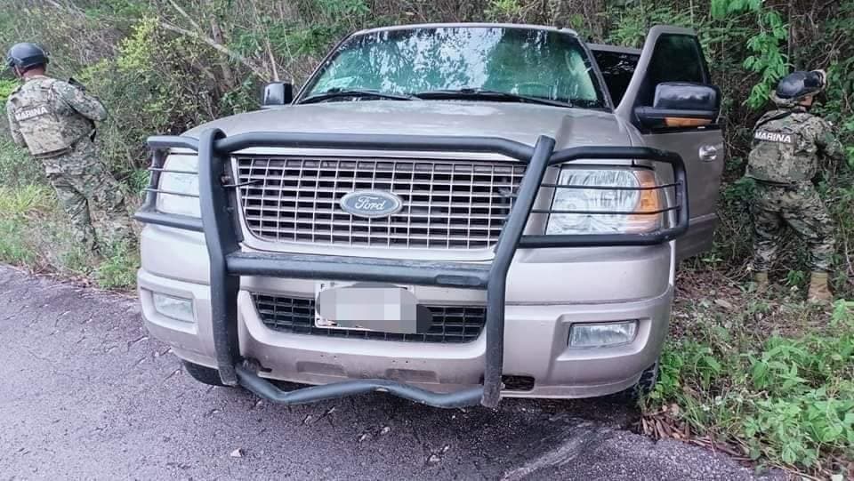 Abandonan camioneta con armas en Chetumal 