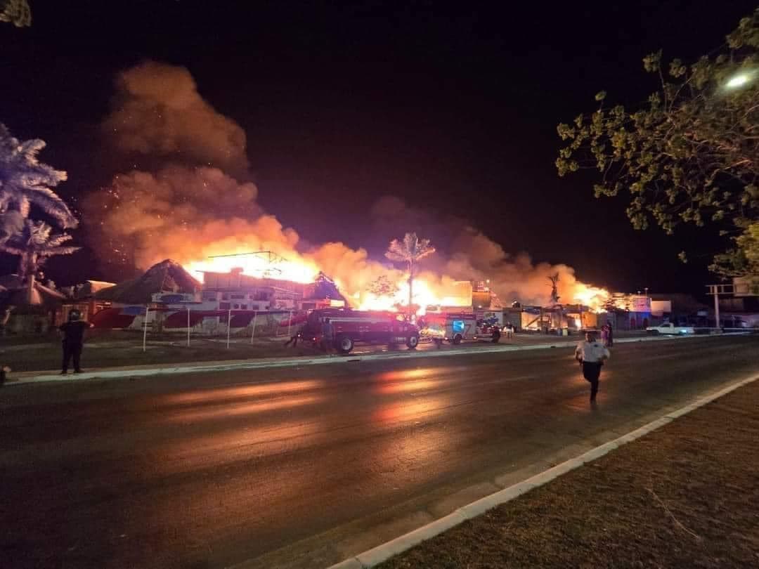 Se incendian 12 palapas en malecón de Campeche