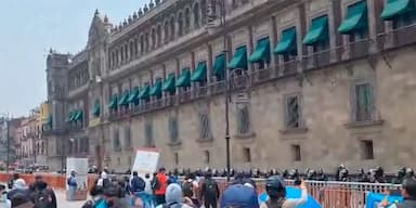 ImagenNormalistas atacan Palacio Nacional 