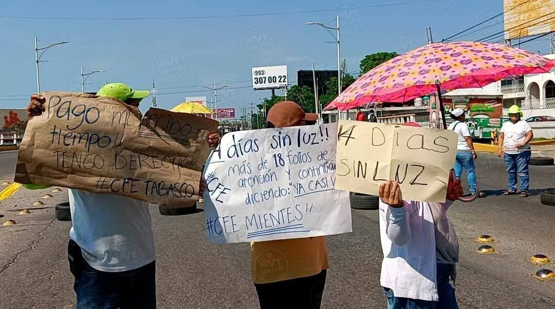 "Queremos luz", exigen colonos y bloquean Av. Universidad