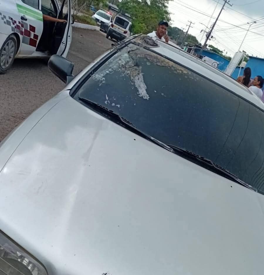 Queman vehículo y dejan cartulina de amenaza frente a Kinder en Villa Estación Chontalpa 
