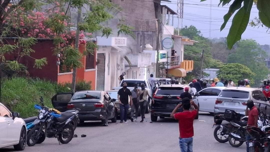 Disuaden a balazos a civiles por detención