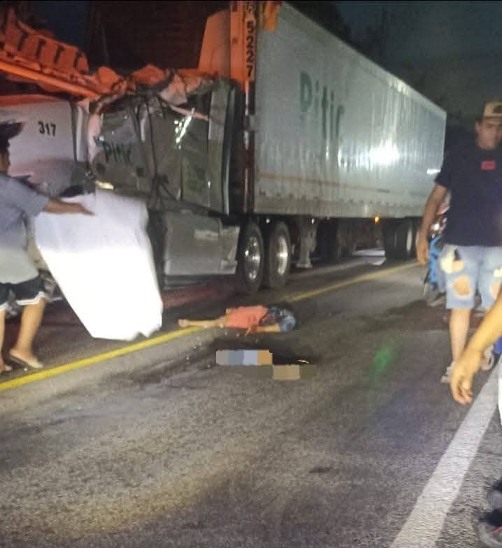 Muere al chocar con tráiler; vecinos cierran carretera