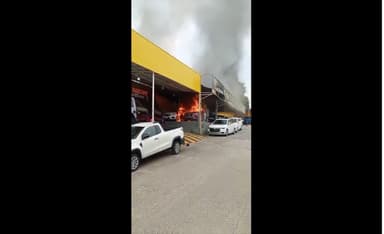 ImagenAsaltan y queman tianguis de autos en Villahermosa 