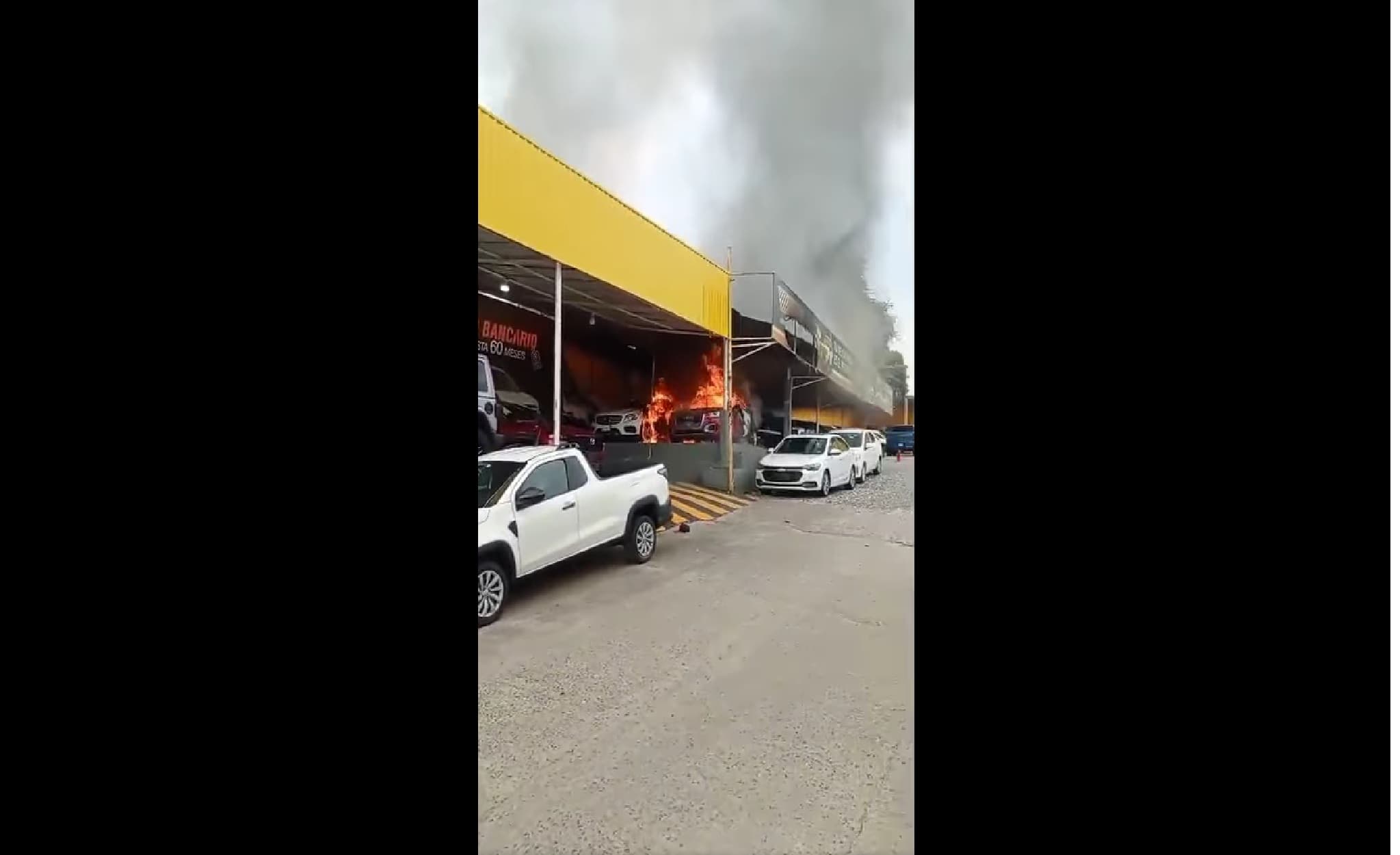 Asaltan y queman tianguis de autos en Villahermosa 