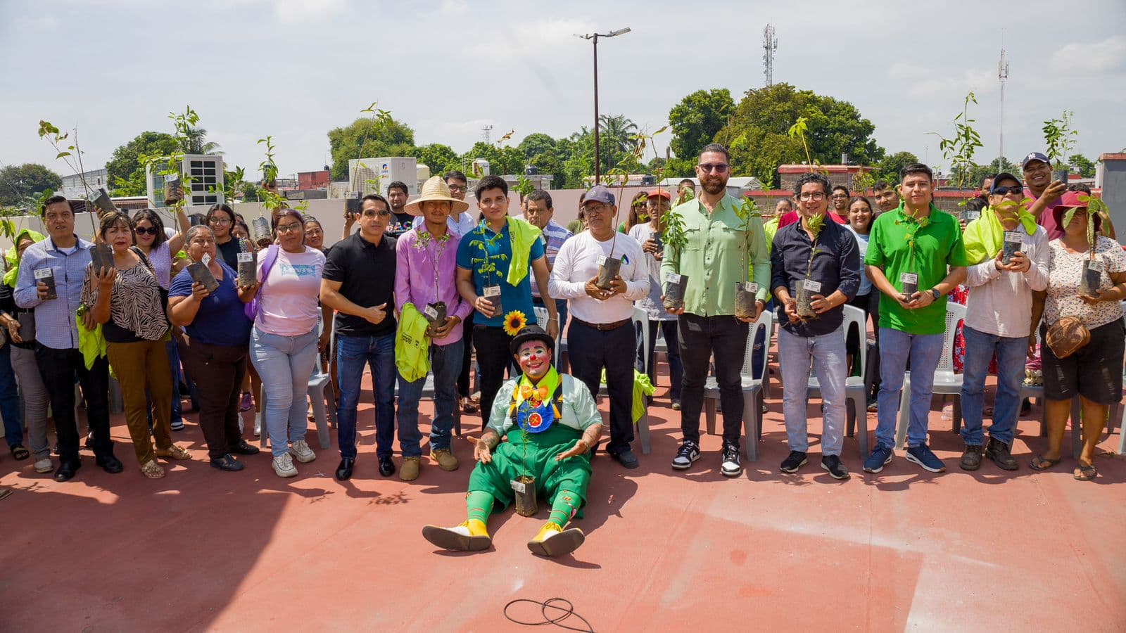 Donan 200 arboles frutales y maderables en Cárdenas 