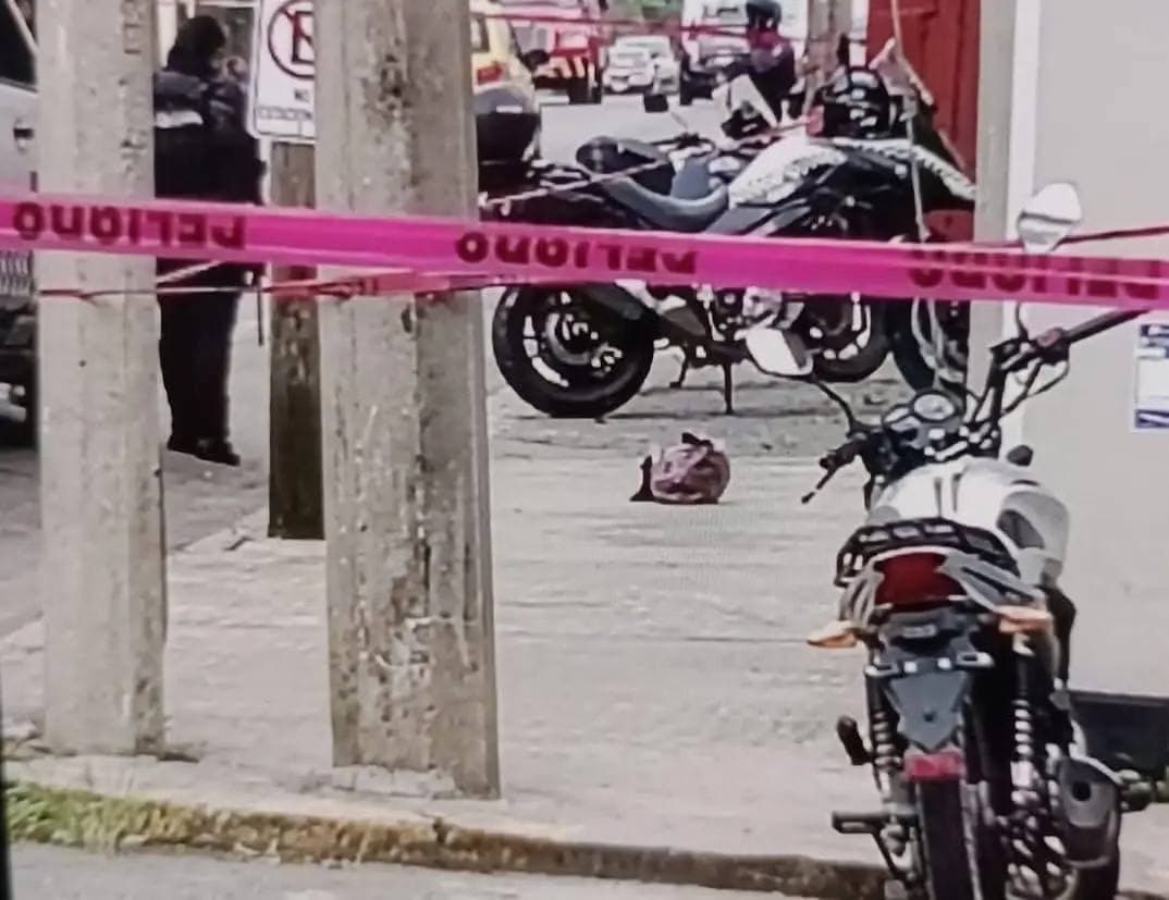 Detienen a hombre que caminaba con cabeza humana por calles de Coatepec 