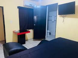 Abuelito se desmaya en motel de paso