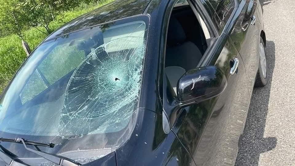 Fémina agrede con bate de béisbol a un vehículo particular 