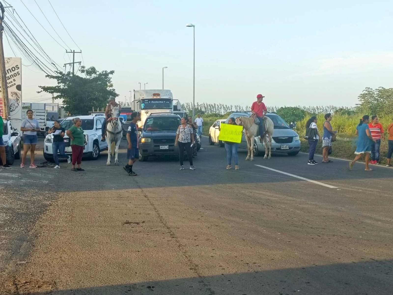 Usuarios de transporte bloquean carretera Paso del Toro-Boca del Río
