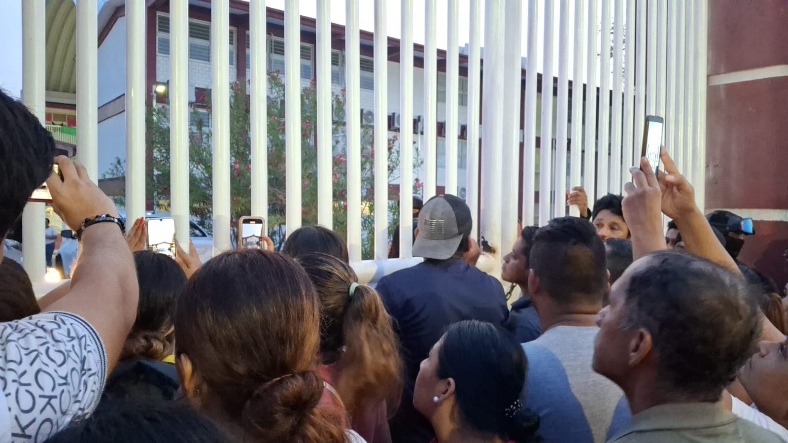 Suspenden clases en primaria de Tamulté tras detención de profesor 