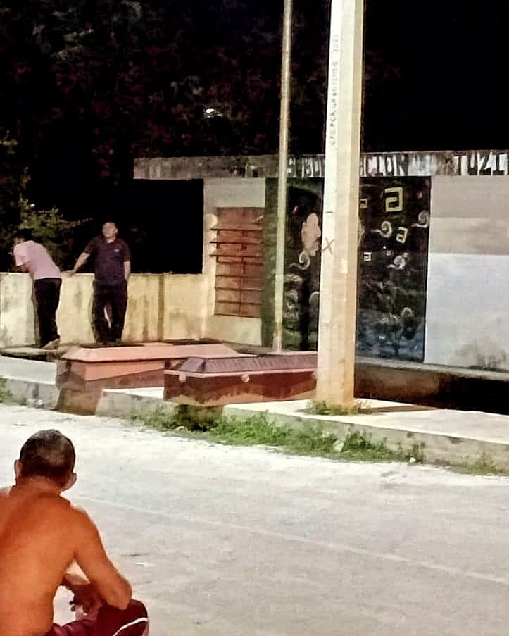 Para exigir justicia velan a sus muertos en la calle