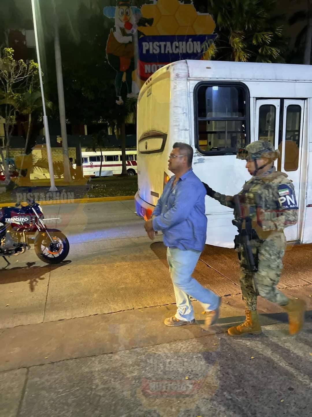 Autobús atropella a reportera