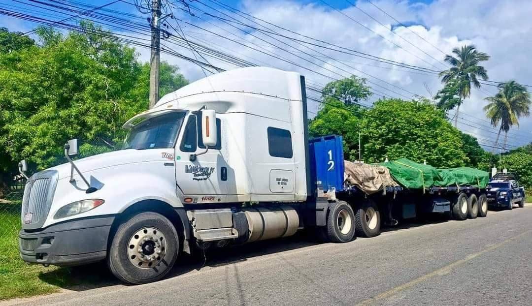 Policía recupera tráiler robado en Paraíso