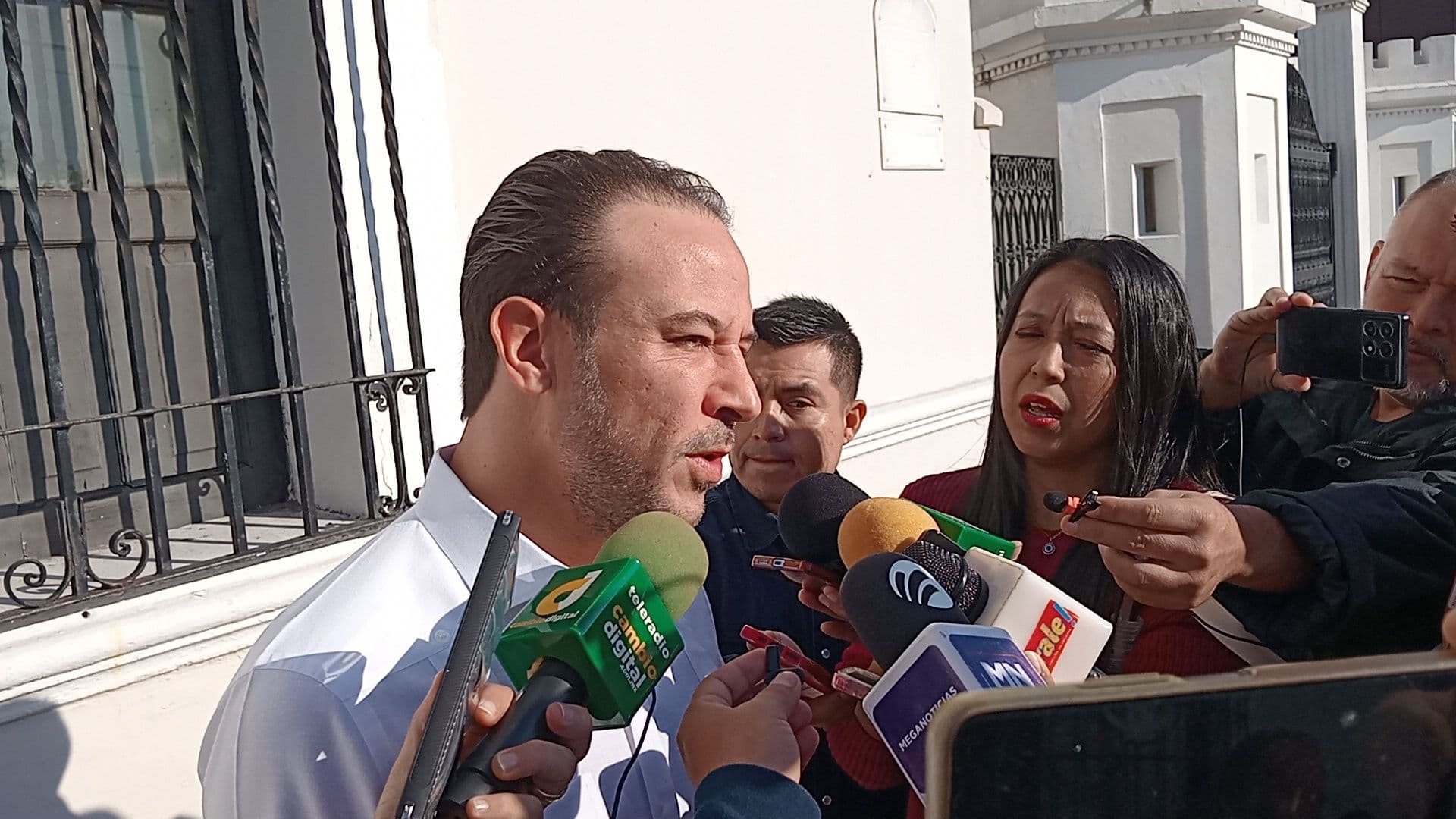 Contra viento y oleaje buscan eliminar socavón en boulevard de Boca