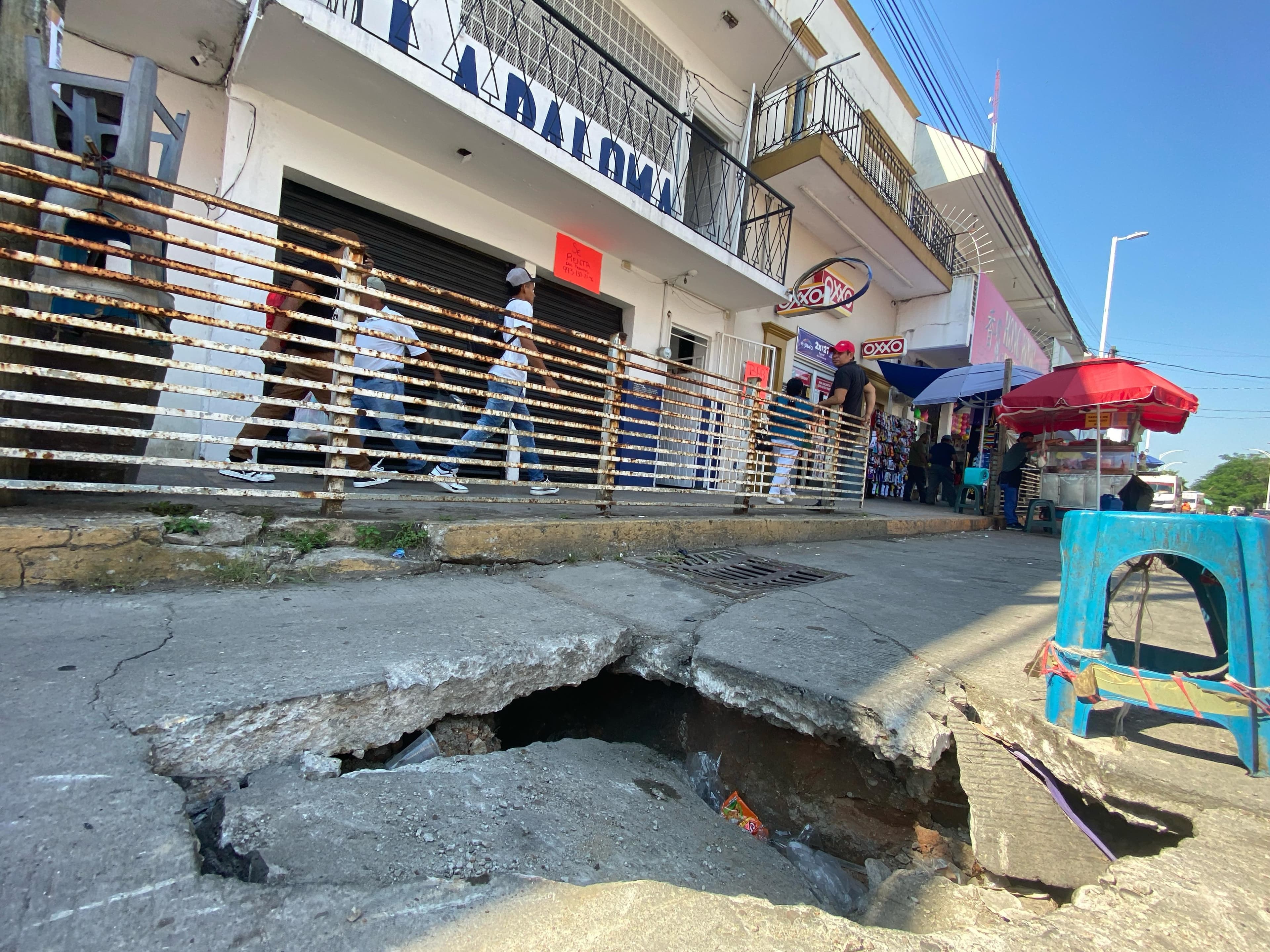 Piden reparar socavón en centro de Villahermosa