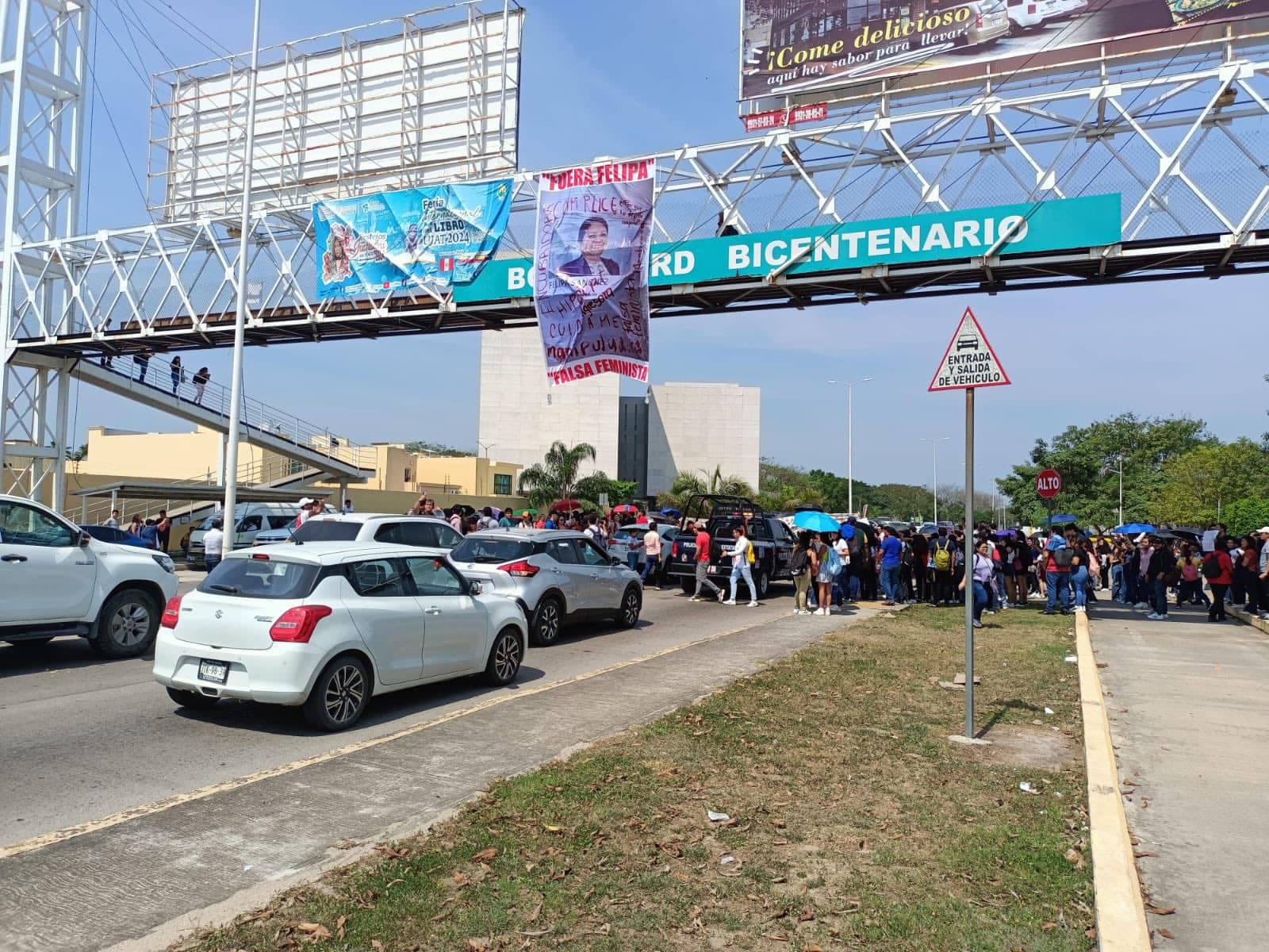 Estudiantes de UJAT bloquean avenida Bicentenario