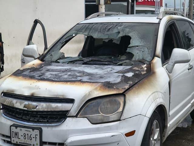 Corto circuito provoca incendio de vehículo sobre Paseo Usumacinta en Villahermosa 