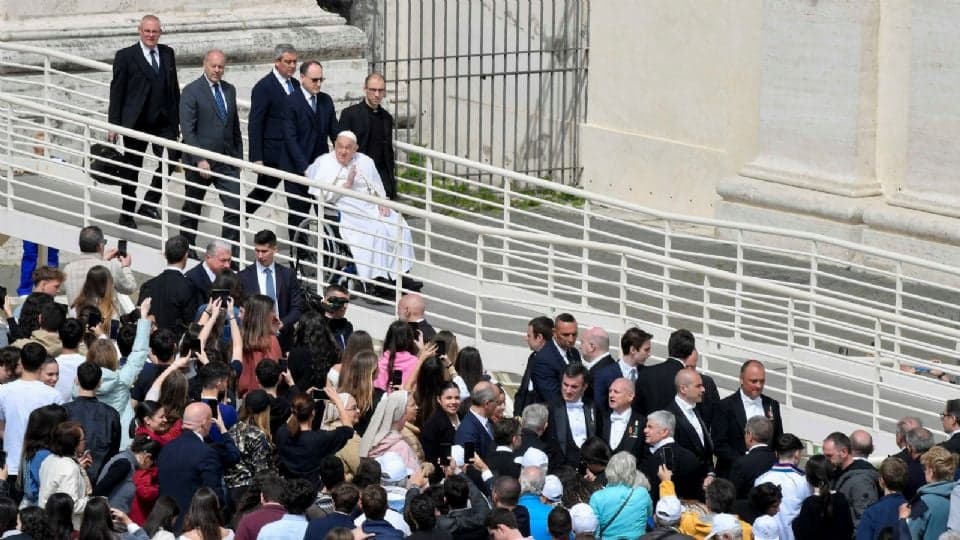 Papa Francisco acude a plaza San Pedro para el Domingo de Ramos