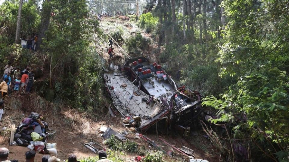 Cae autobús a barranco en Sri Lanka; hay 21 muertos y 35 heridos