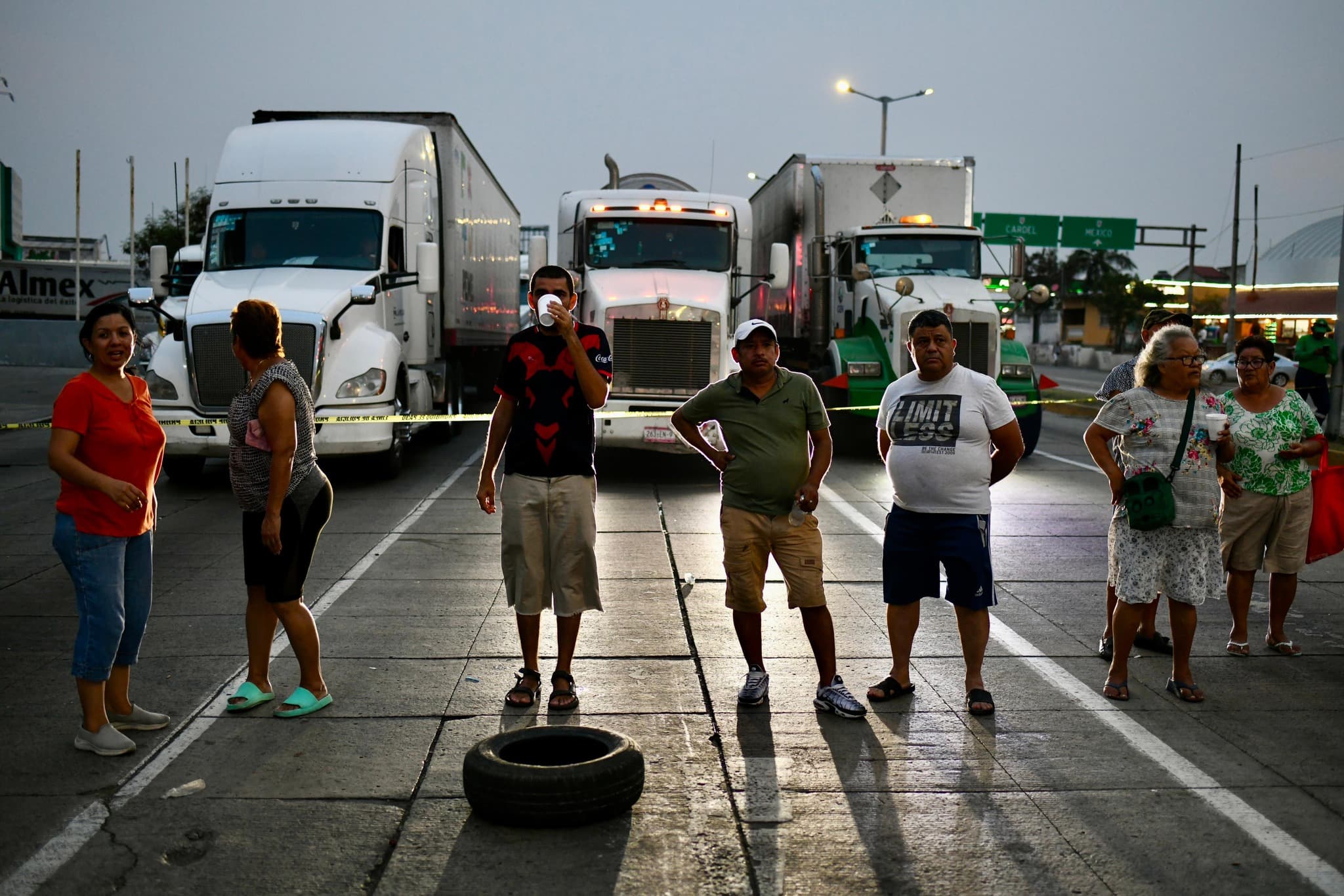 Bloquean por agua avenidas en Veracruz 