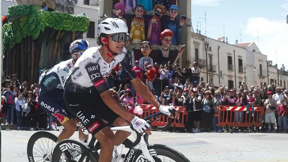 Ciclista mexicano Isaac del Toro deslumbra en el Giro de Italia; es quinto general