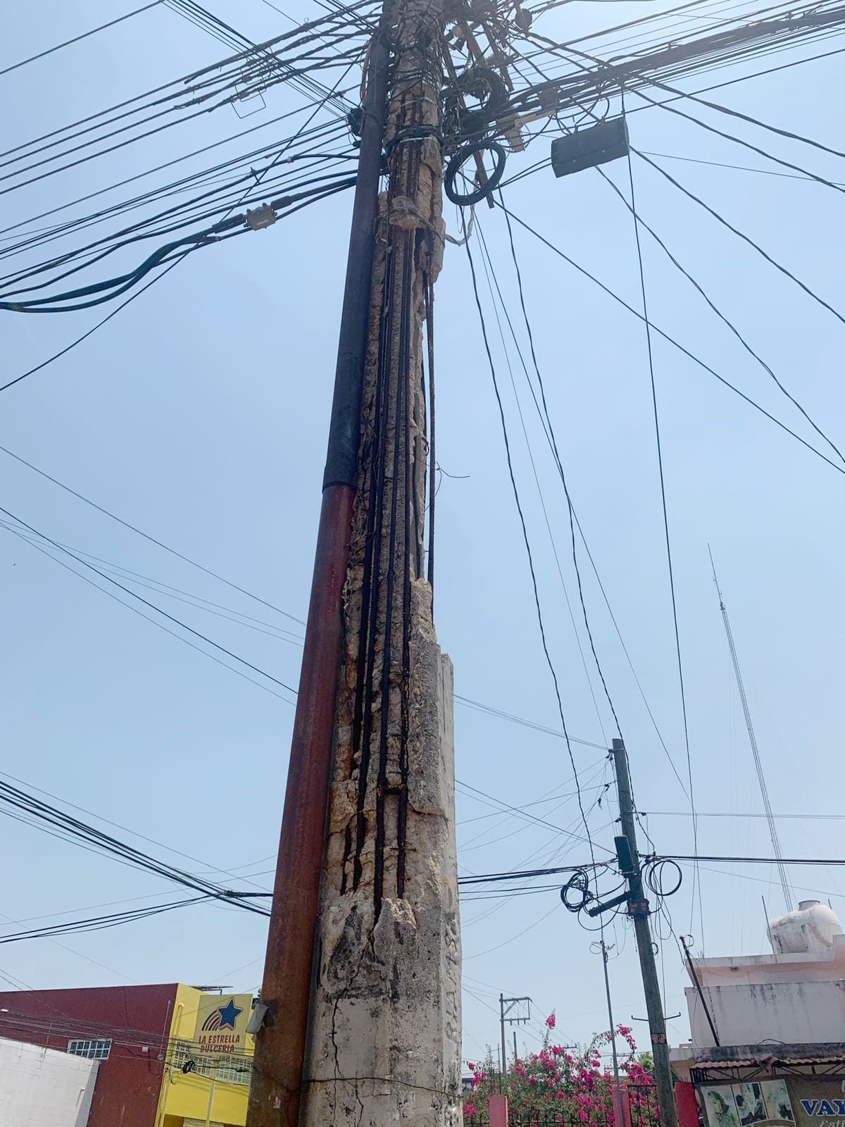 Alertan en Tamulté por postes destruidos y alcantarillas tapadas