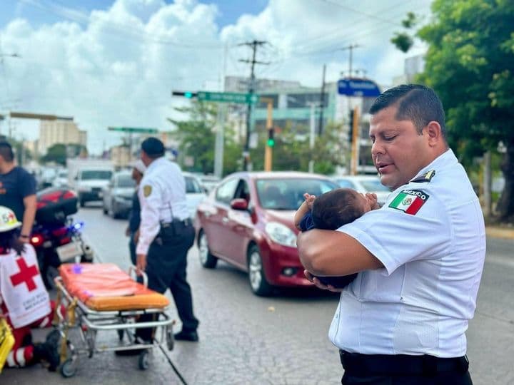 Oficial de tránsito salva vida de un bebé