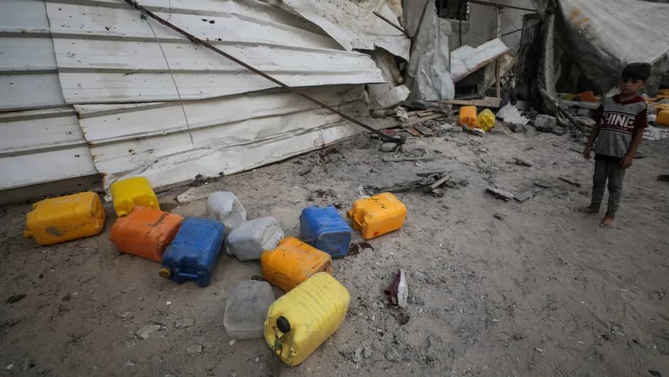 Misil impacta centro de reparto de agua y mata a 6 niños en Gaza