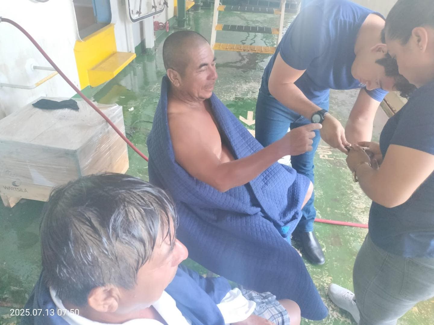 Rescatan a pescadores en altamar en Campeche