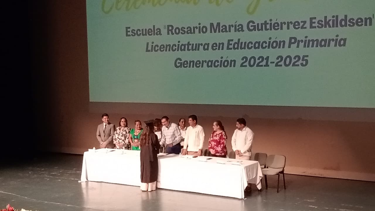 Se gradúan 84 nuevos profesores de primaria