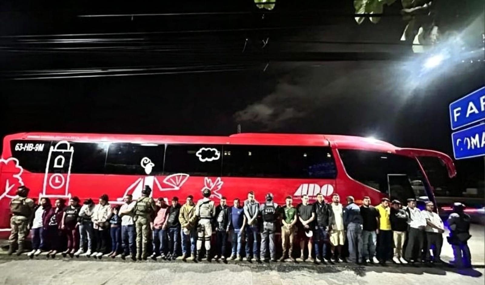 Rescatan a 22 migrantes que viajaban en ADO en Huimanguillo 