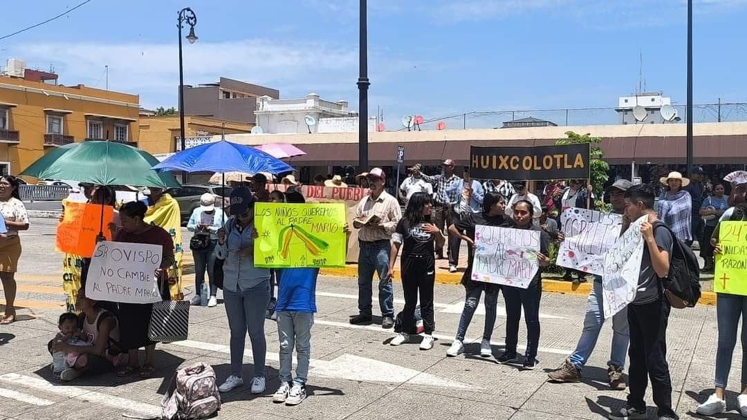 Se manifiestan feligreses en Obispado de Veracruz 