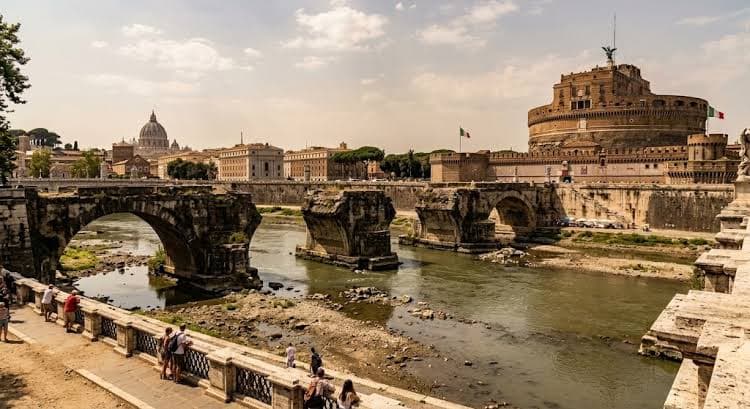 Sequía en Roma deja al descubierto el Puente de Nerón