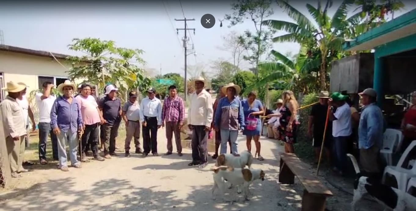 Bloquean a compañías de Pemex 