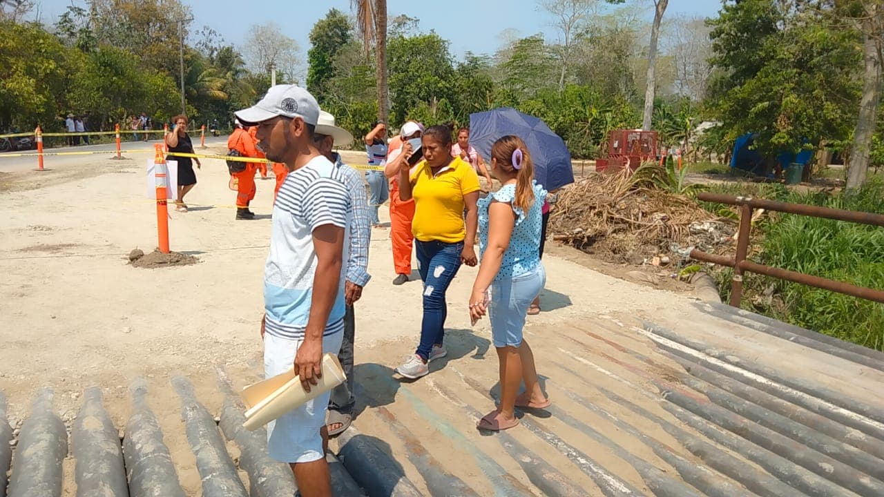 Pobladores de Soyataco bloquean paso a empresas de Pemex 