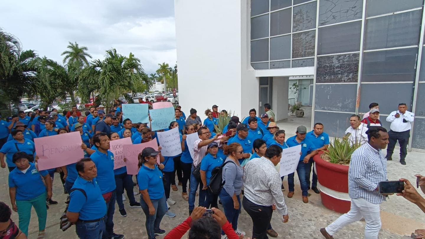 Piden reinstalación 100 trabajadores de Hecelchakán a nuevo alcalde