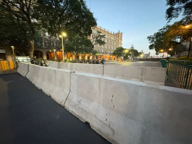 ImagenBlindan con diques de concreto capital por marcha de Generación Z