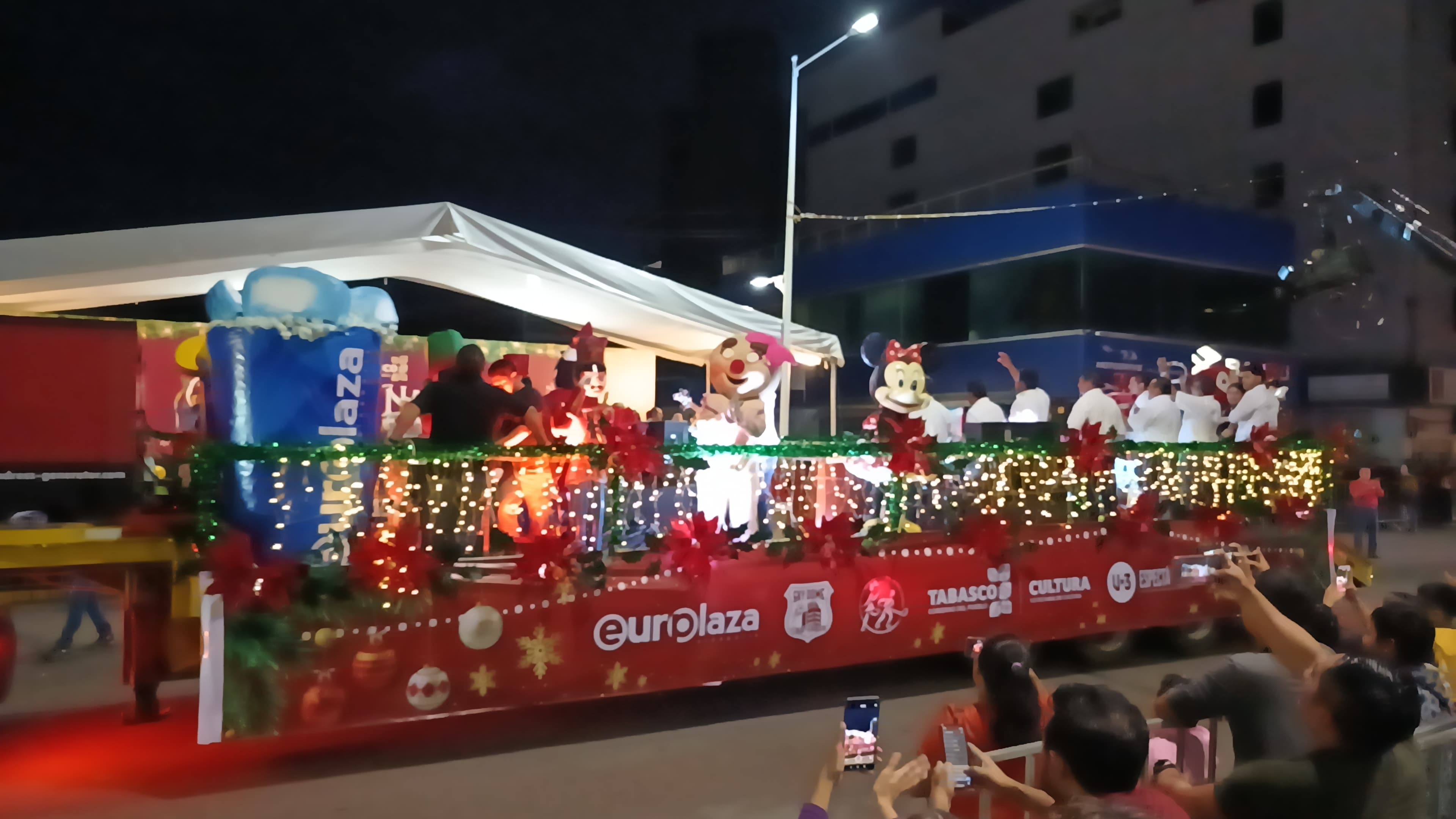 Se iluminan calles de magia navideña 